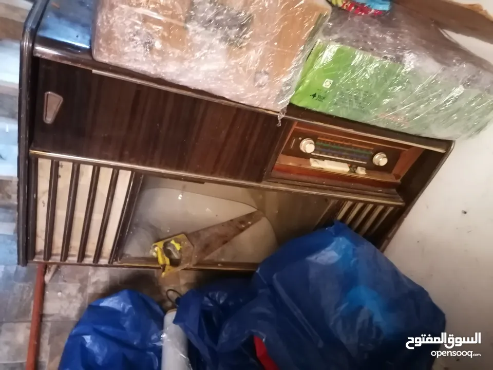 راديو قديم ضخم جددان للبيع 65 دينار