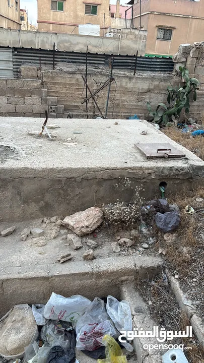 عماره ثلاث طوابق + حوش كبير + بئر ماء  حي الحسين مقابل مدارس ارض العز بالقرب من مخابز يوسف فرح