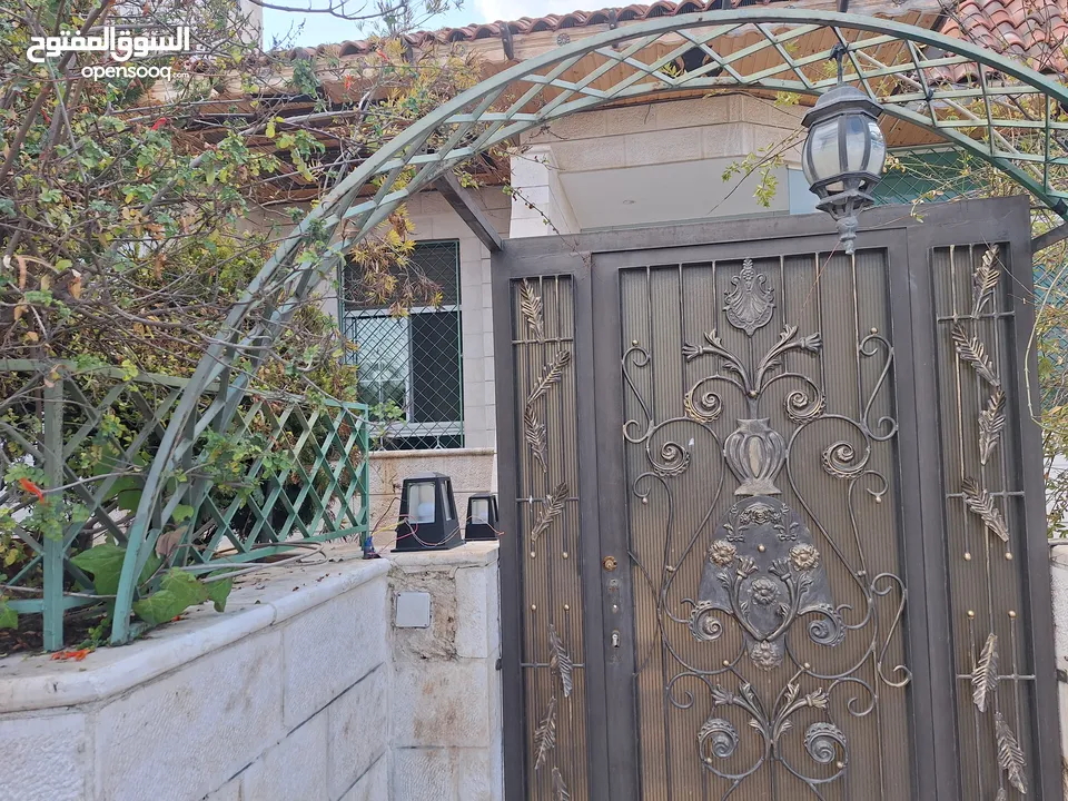 فيلا مميزة مطله على مرتفعات جرش والسلط  للبيع