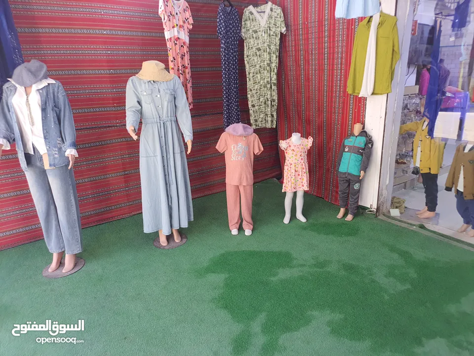 محل ألبسه للبيع مع كافة مستلزمات وديكور ولبضاعه او بيع الديكور ولبضاعه بدون المحل