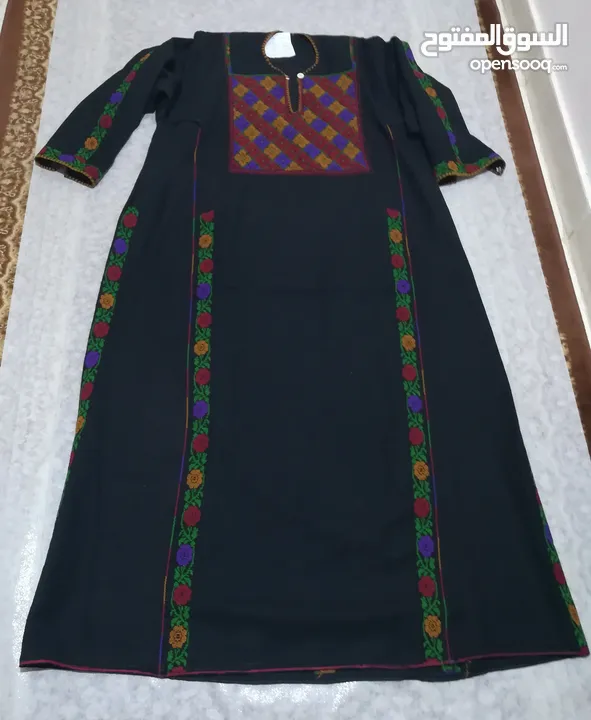 ثوب تطريز يدوي للبيع مشغول بالحبه وحرير اصلي