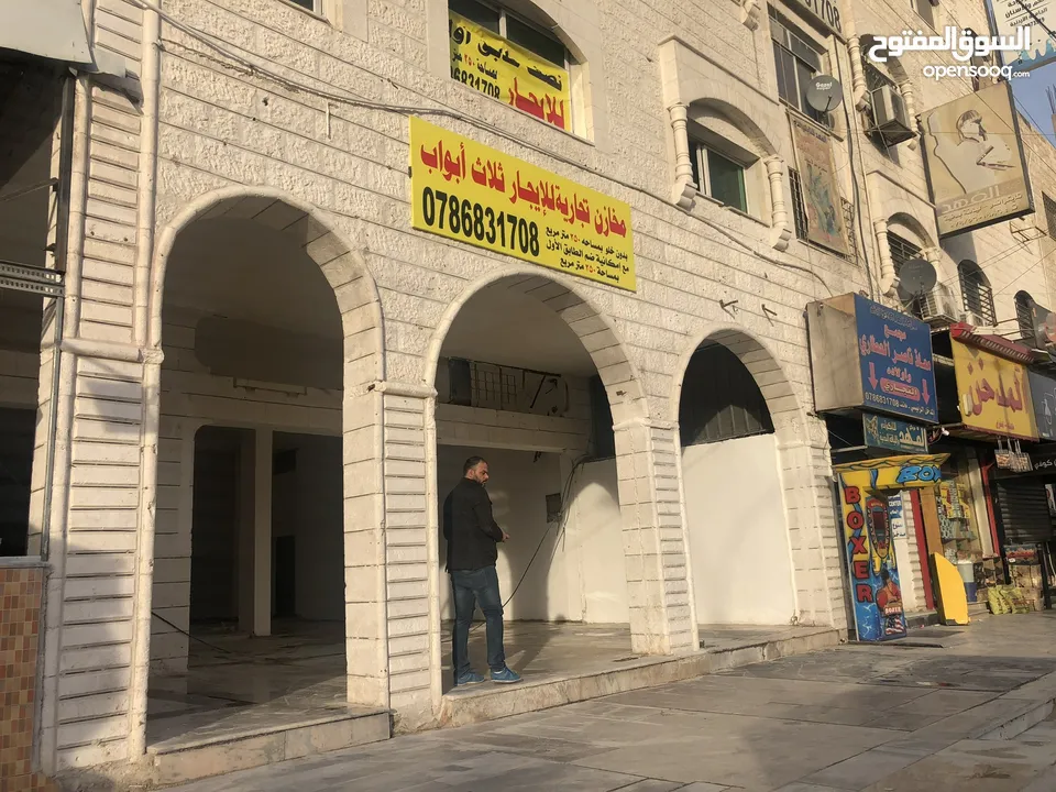 ثلاث محلات تجاريه ومخازن علي شارع 36 التجاري الزرقاء الجديدة في افضل موقع في الشارع