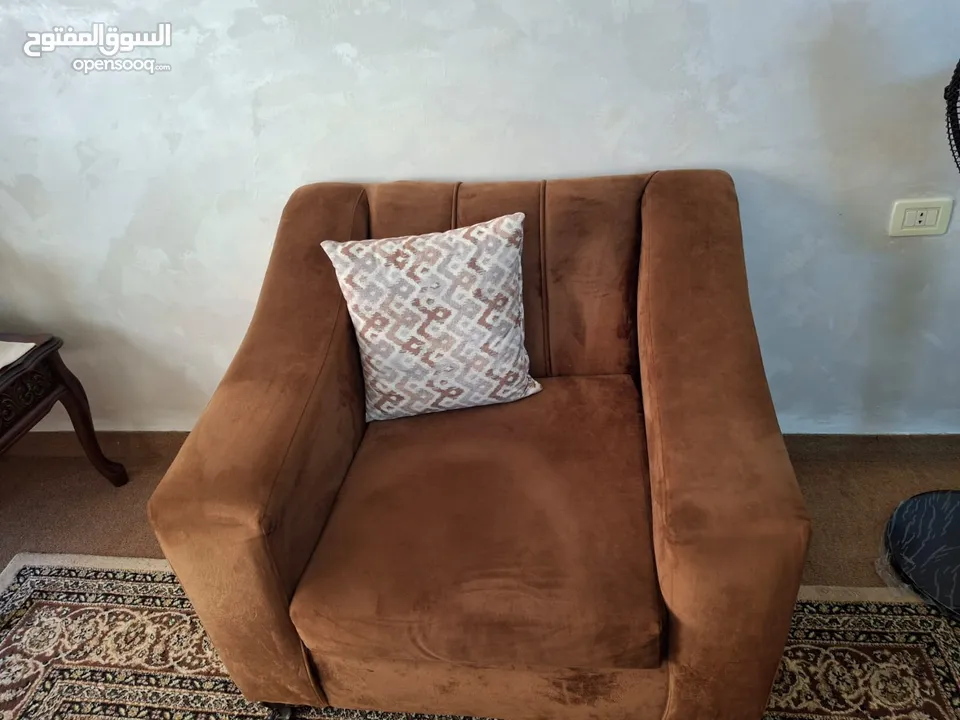 طقم كنب 7 مقاعد بحالة جيدة