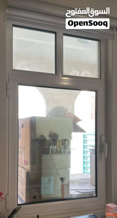 باب فخم ودريشة ألمنيوم للبيع... فرصة للي يبي الجودة!