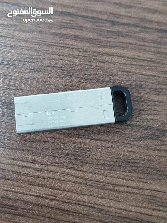flash drive flash memory Kingston original for sale 256GB each in excellent condition  فلاشة ميموري