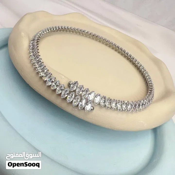 أطواق أنيقة وفاخرة بأنواع مختلفة