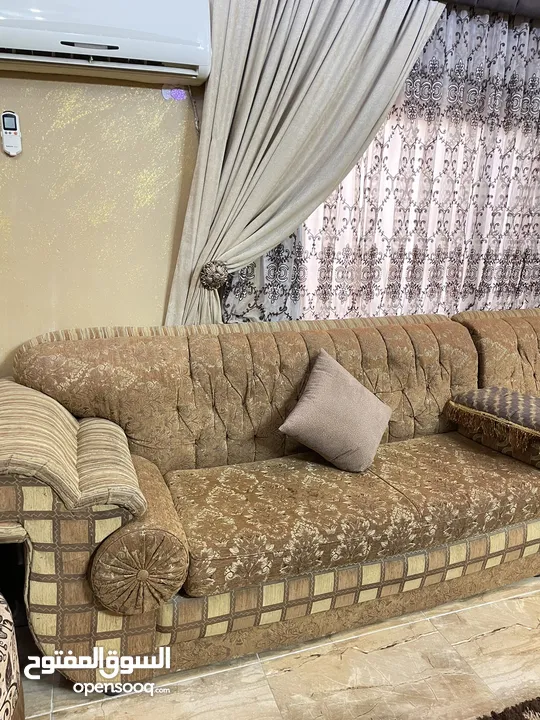 كورنر اماراتي خليجي مريح لغرفة جلوس او معيشه بلون عسلي مميز السعر 130 دينار السعر قابل للتفاوض
