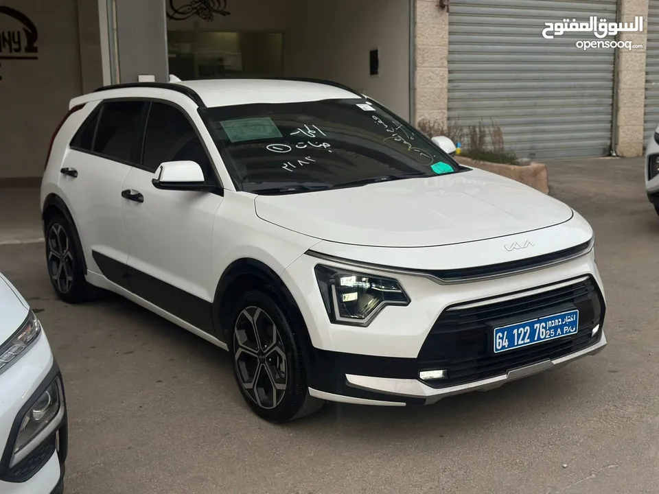 كيا نيرو لون ابيض