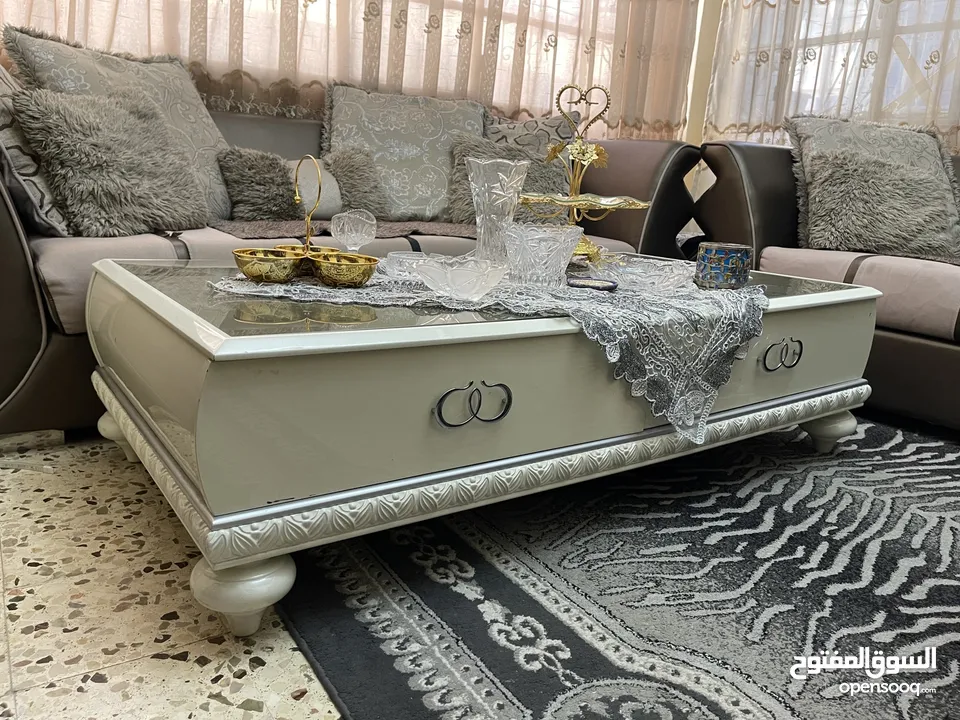 طقم كنب فاخر مستعمل + طاولة وسط + طاولتين جانبيتين + سجاد + برادي للبيع