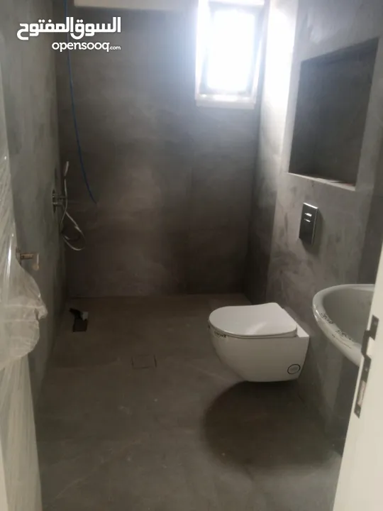شقه اخير مع روف للبيع في عبدون - ref:14681