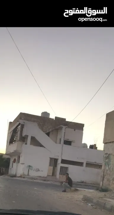 بيت مستقل مكون من ثلاثة شقق طابق ارضي شقتين وطابق اول شقه وموقع البيت بالرصيفه خلف مسجد مدينة الحجاج