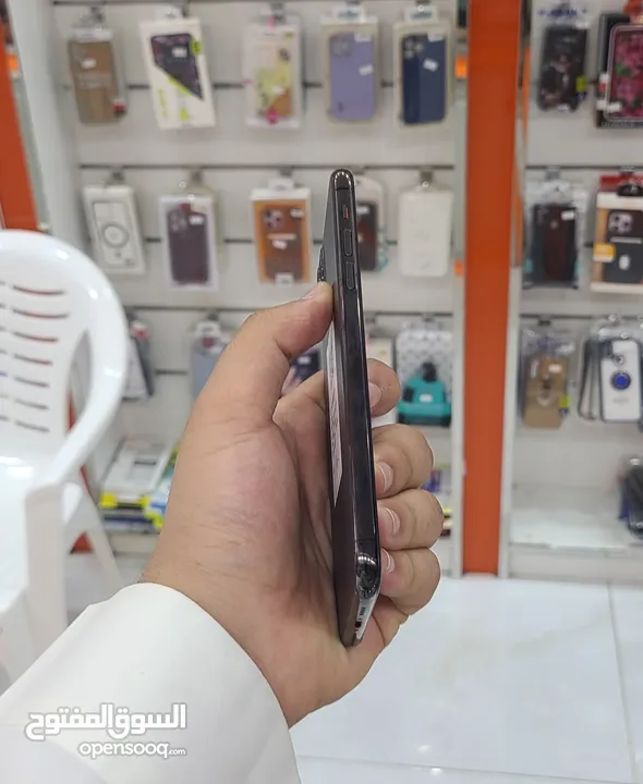 عرض خااص : iPhone 11pro max 256GB هواتف نظيفة جدا بحالة الوكالة مع كراتينها