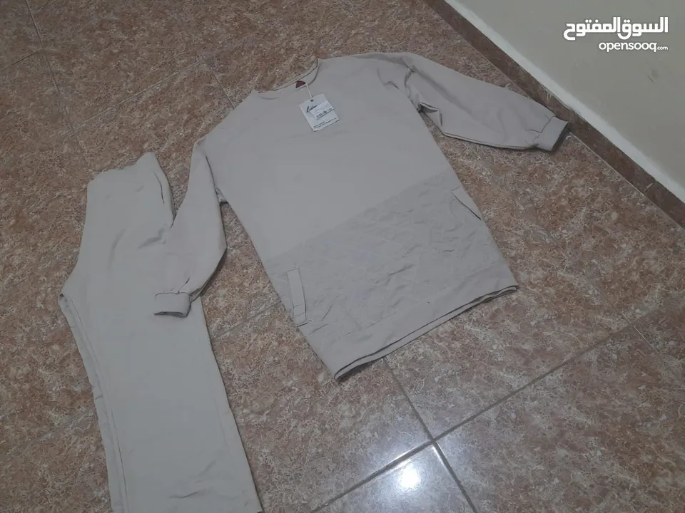 ملابس للبيع نسائية مانطوهات وترنقات واحذية