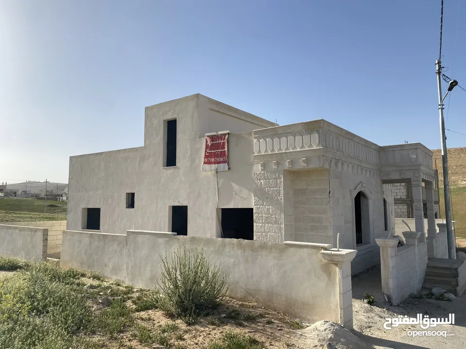 بيت عظم للبيع واجهه حجر مقصور من الداخل مسور من الخارج وبورسلان كامل داخلي موجود مطوب ومرخص