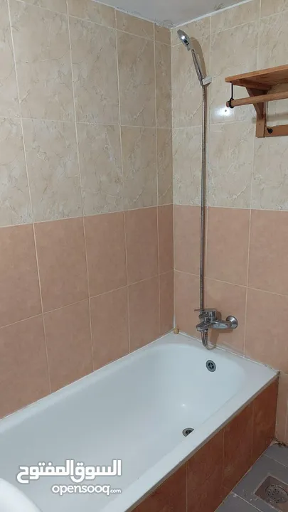 شقه مقابل الاكاديميه واسعه. مطله  سكن طالبات  180م2  بسعر مناسب