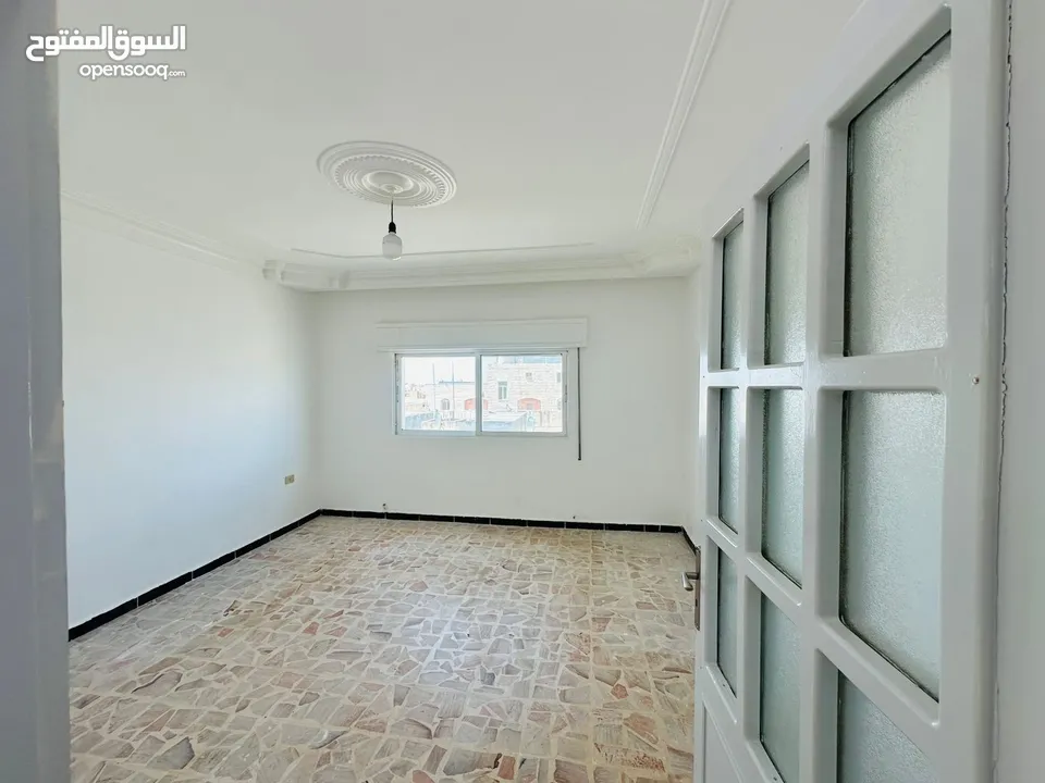‏شقة للإيجار ثلاث غرف شارع الجامعة