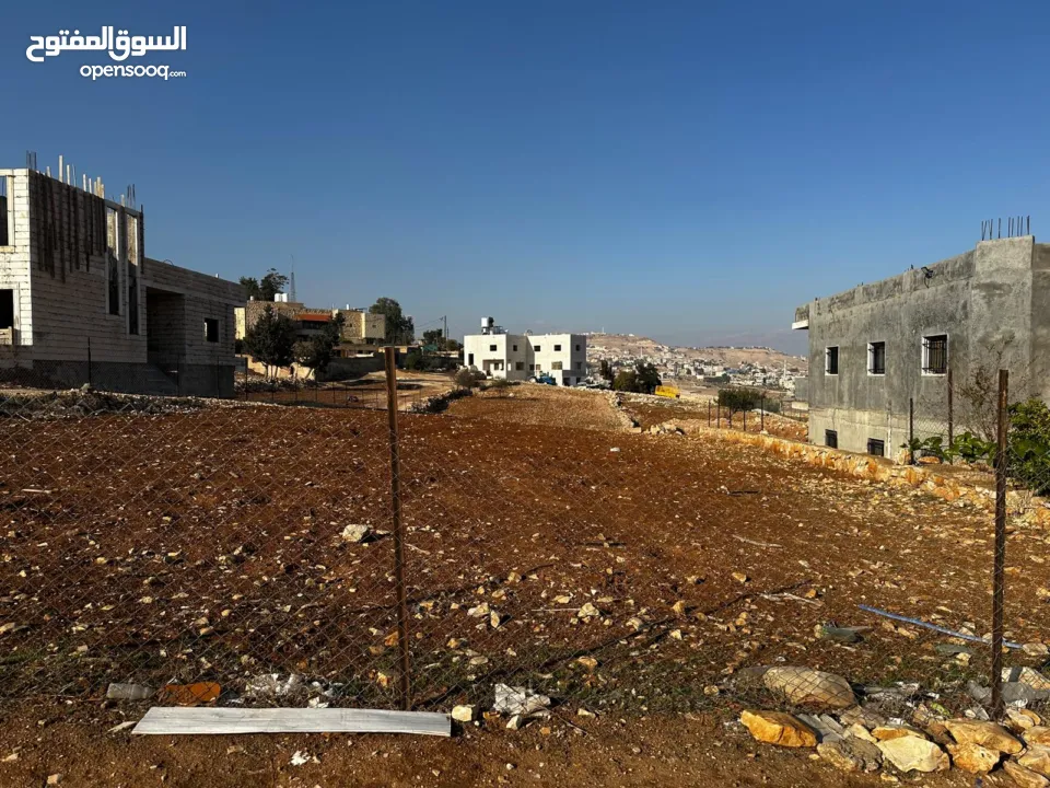 قطعة أرض مستوية مميزة قُرب بيت ساحور و تبعد 7 دقائق عن مزموريا قُرابة الدونمين ( 1940 م2 ) منطقة أ