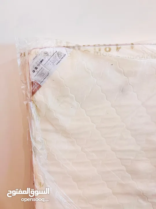 Matress medicatedfor sale, like new and bought in 55 used for 6  months only  200*150 , king size