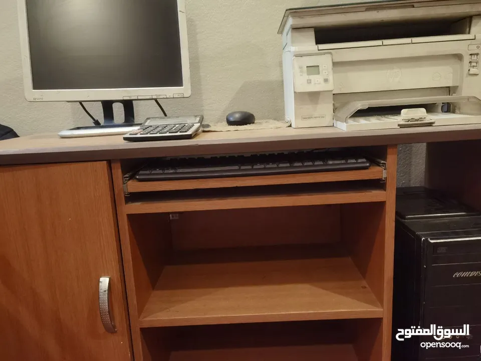 كمبيوتر مكتبي بكامل اغراضه مع طاوله
