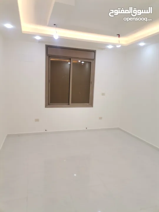 شقه ثالث فني 220 م دوبلكس مع رووف جنوب بوابه اللوازم لجامعه اليرموك خلف صيدليه الرازي