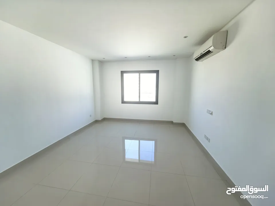 للايجار شقه سكنية نظيفة جدا مع التكييف .مكونة من.  غرفتين صالة ومطبخ  وحمامين موقع ممتاز