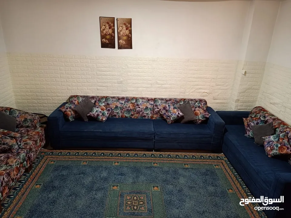 غرفة جلوس مع مقعدين مفرد