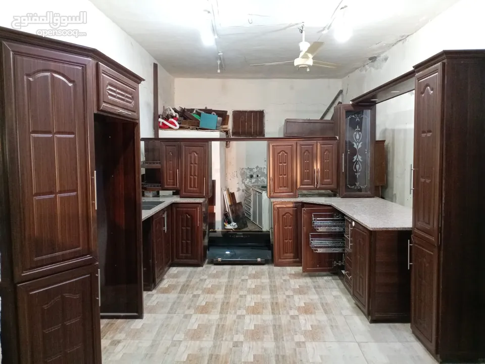 مطبخ المنيوم مع جرانيت مع مجله مع بطاريه مع شفاط