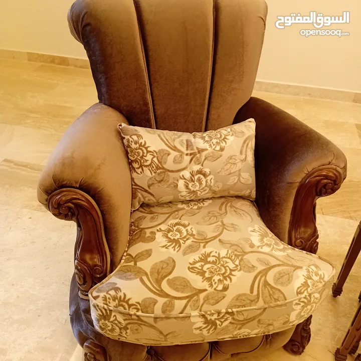 طقم صالون وطقم طاولا يتكون من طاوله وسط وجانبيتين للبيع