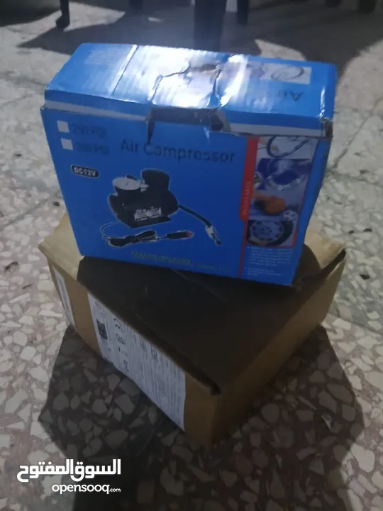 شاحن بطارية سيارة مع منفاخ عجل السيارة جديد مش مستعمل للبيع ......