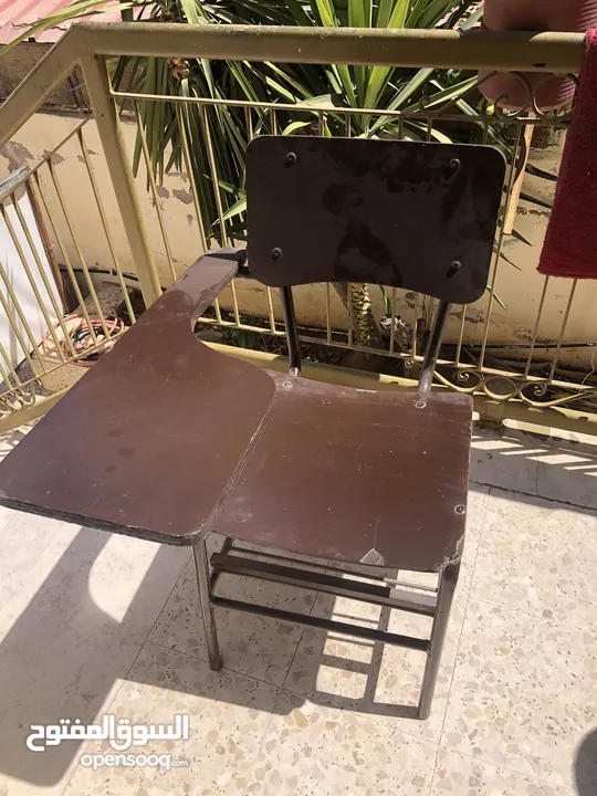 مقاعد طلاب بحالة ممتازة