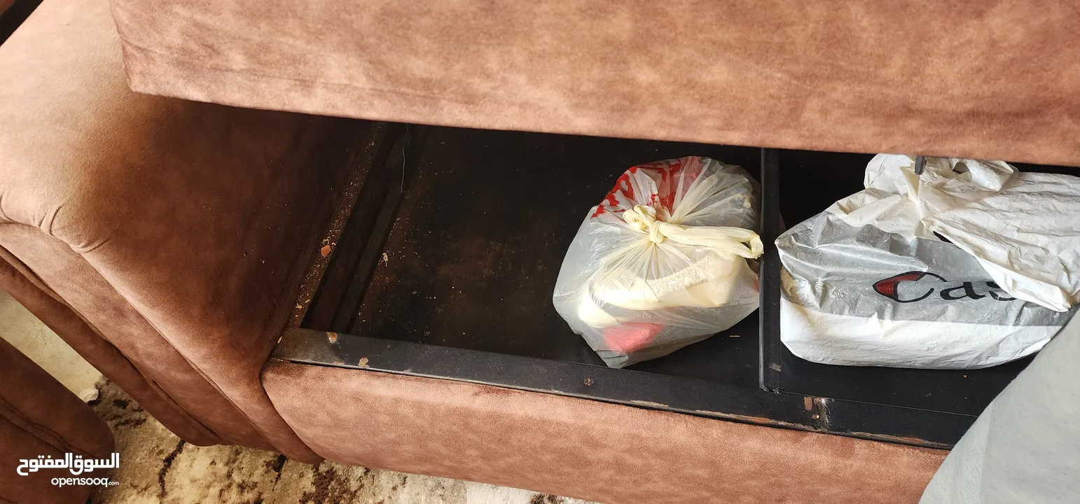 كنب(ثلاثية +2ثنائية) قابلة للفتح لغايات التخزين وطاولة و2 طربيزة   في مرج الحمام