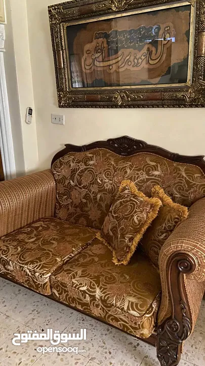 طقم سفرة / طقم كنب ضيوف/ كيزر ماء( سخان ) / مكيف 2 طن/ مفرش تخت وبرداية طقم/ قلاية كهربائية / طاولات