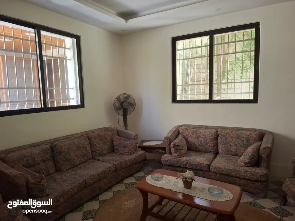 منزل ارضي للبيع في موقع مميز في جبل اللويبدة يقع على شارعين .. بسعر مميز جداً