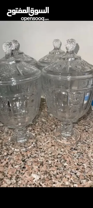 للبيع فازات زجاجية كبيرة الحجم بحالة ممتازة جدا غير مستعملة نهائيا مصنوعة من زجاج عالي الجودة،