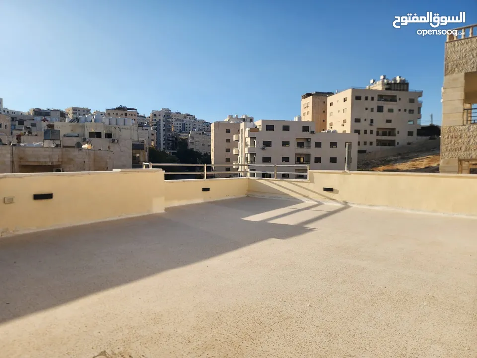 شقة أخير مع روف مساحة 195 م + 90 م ترسات- ضاحية الرشيد