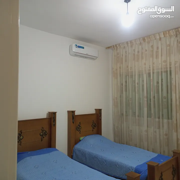 شقة مفروشة أرضية للايجار في ضاحية الرشيد 4 مكيفات بكل غرفة مكيف وبئر ماء خاص للشقة