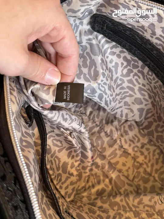 شنطة جيس مستعملة للبيع guess