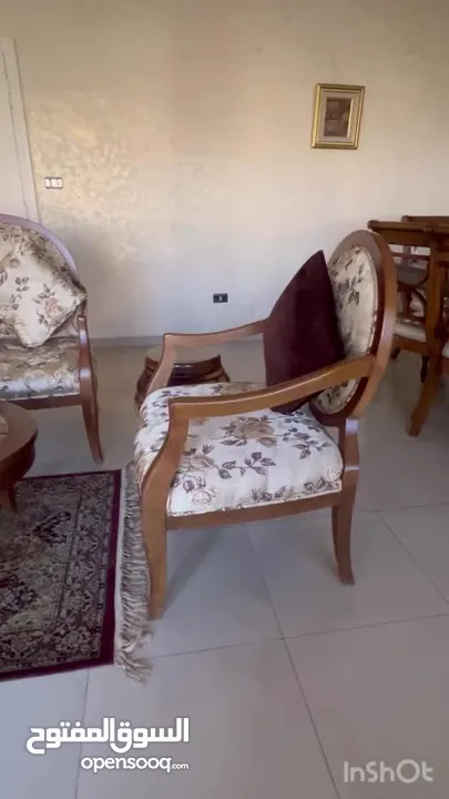 طقم صالون 3 قطع، سيرفر للمدخل، طقم طاولات سيرفر، طاولة تلفزيون، و وحدة رفوف للبيع