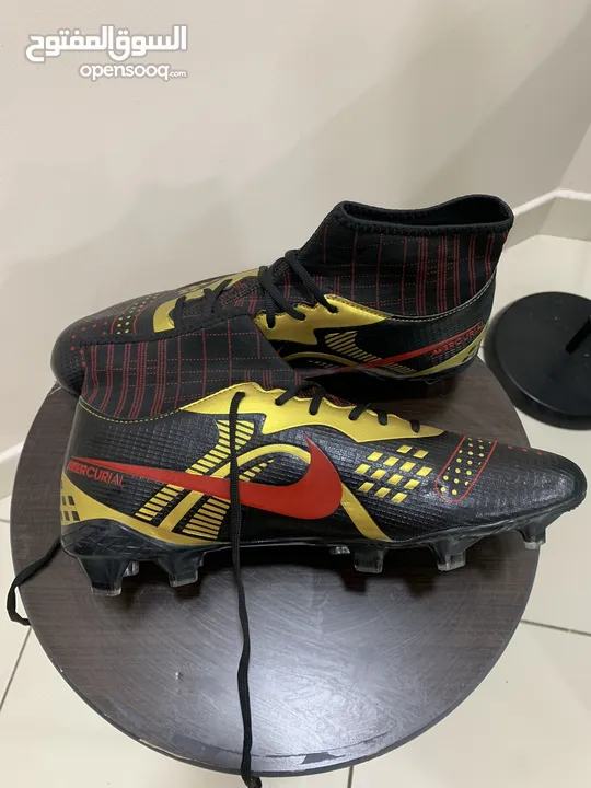 حذاء رياضي اسود وذهبي