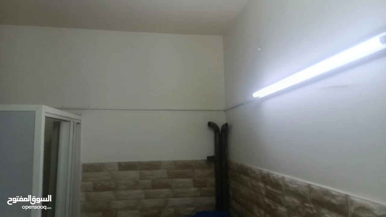 محل تجاري للايجار في جبل طارق بجانب بقالة الهدى  بعد اسواق طارق باتجاه قهوة سكر. موقع حيوي. خط باص