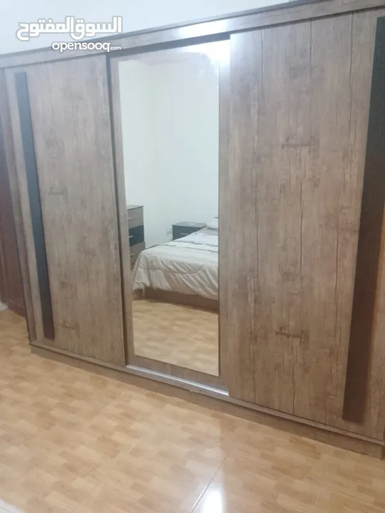 غرفة نوم وطاولة سفرة و سجاد و مروحة للبيع