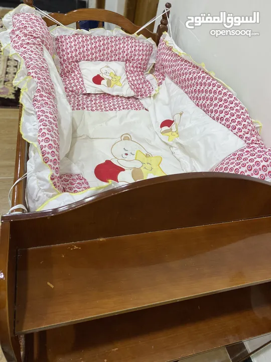 سرير طفل مع ملحقاته مندر ومصد طفل