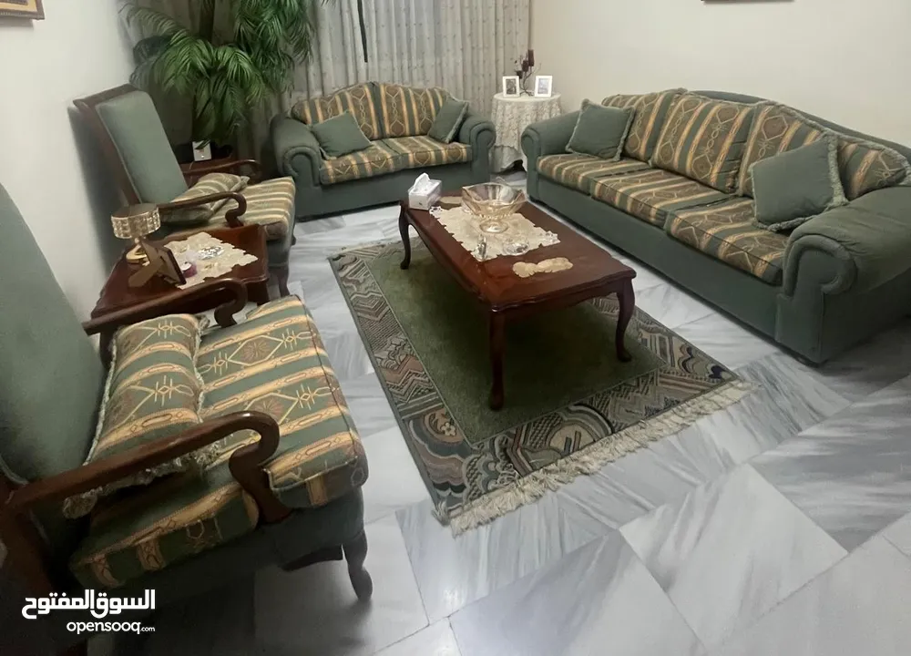 أثاث غرفة جلوس مع سفرة