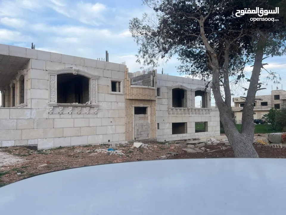 فيلا عظم 560م على قطعة أرض 1035متر على شارع البترا للبيع