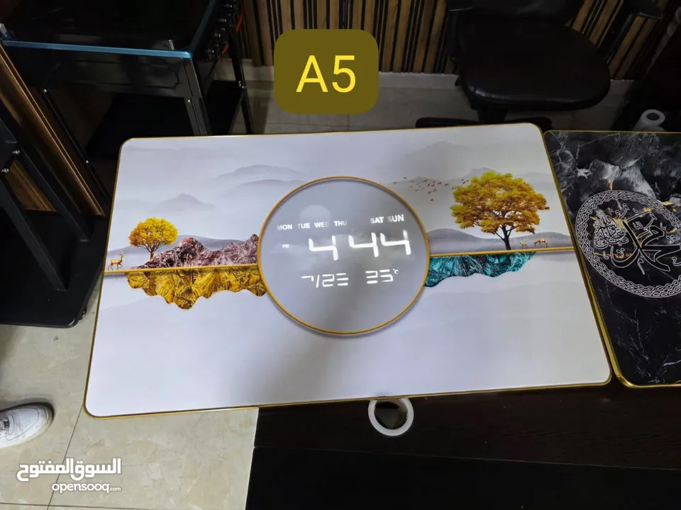 برواز مميز جدا مع ساعة ديجتال تعرض الوقت والتاريخ ودرجة الحرارة مرفق سلك الكهرباء وبراغي التثبيت .