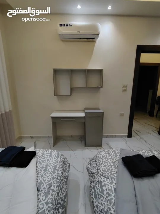 شقة في عمان الغربية 3 غرف نوم مع حمامين بناء وديكور ومفروشة ديلوكس درجة أولى جديدة لم تسكن
