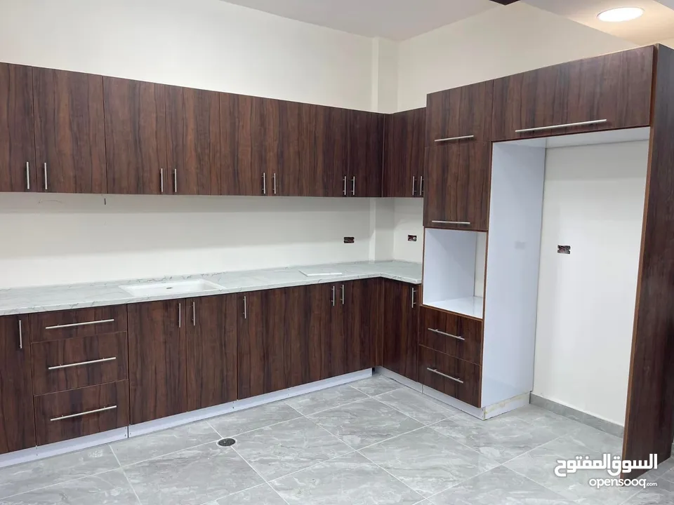 دفعة 1000 شيكل والباقي شيكات وفصل المطبخ الي بناسبك