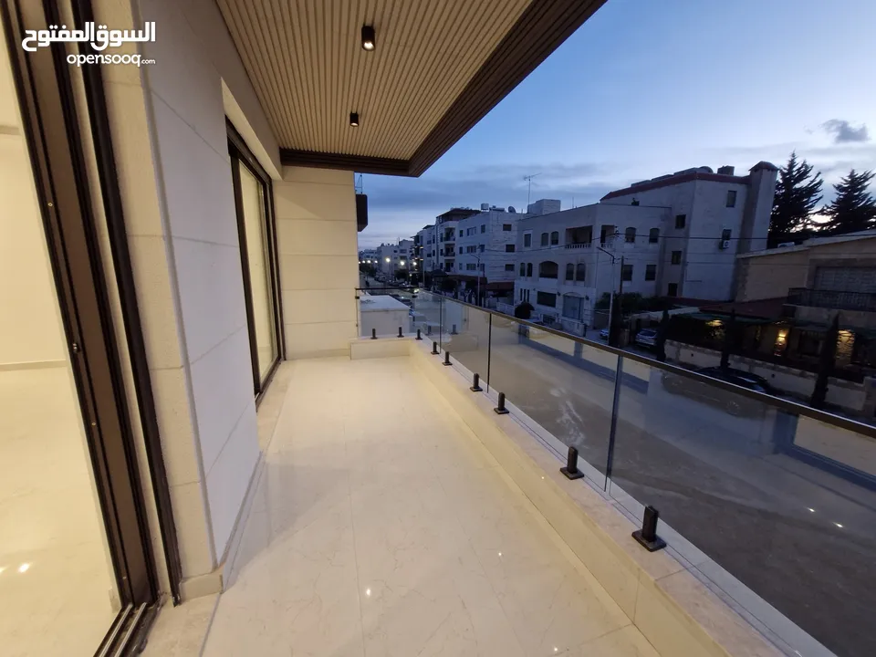 شقة فارهة حديثة ، طابق اول مميزة للبيع في ضاحية الامير راشد ، بمساحة بناء 210 م ، وبتشطيبات راقية .