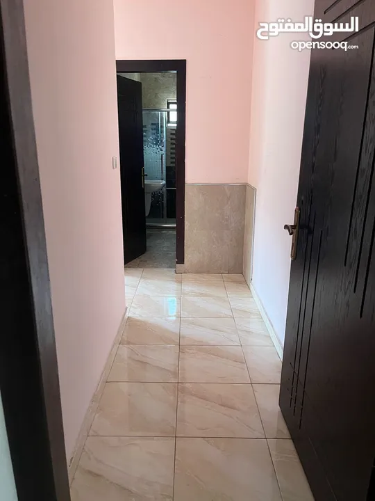 شقة سكنية للبيع طابق اول مساحة 150 متر في منطقة طبربور خلف ليالي الشرق و خلف بيت معان في شارع الحج