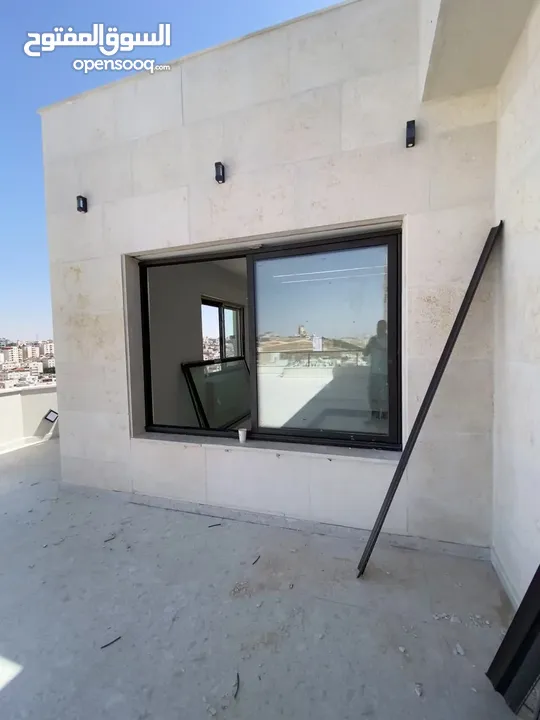 شقة مميزة اخير مع روف في اجمل مناطق قرية النخيل اجمل تشطيب واطلالة رائعة 240 داخلي و 90 تراس خارجي